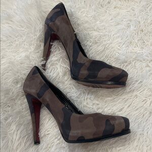 Mughal made in Italy leather heels in camo pattern. Burgundy sole.